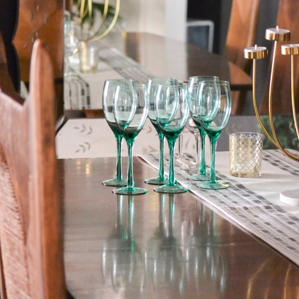 Elegant Green Wine Glass Set